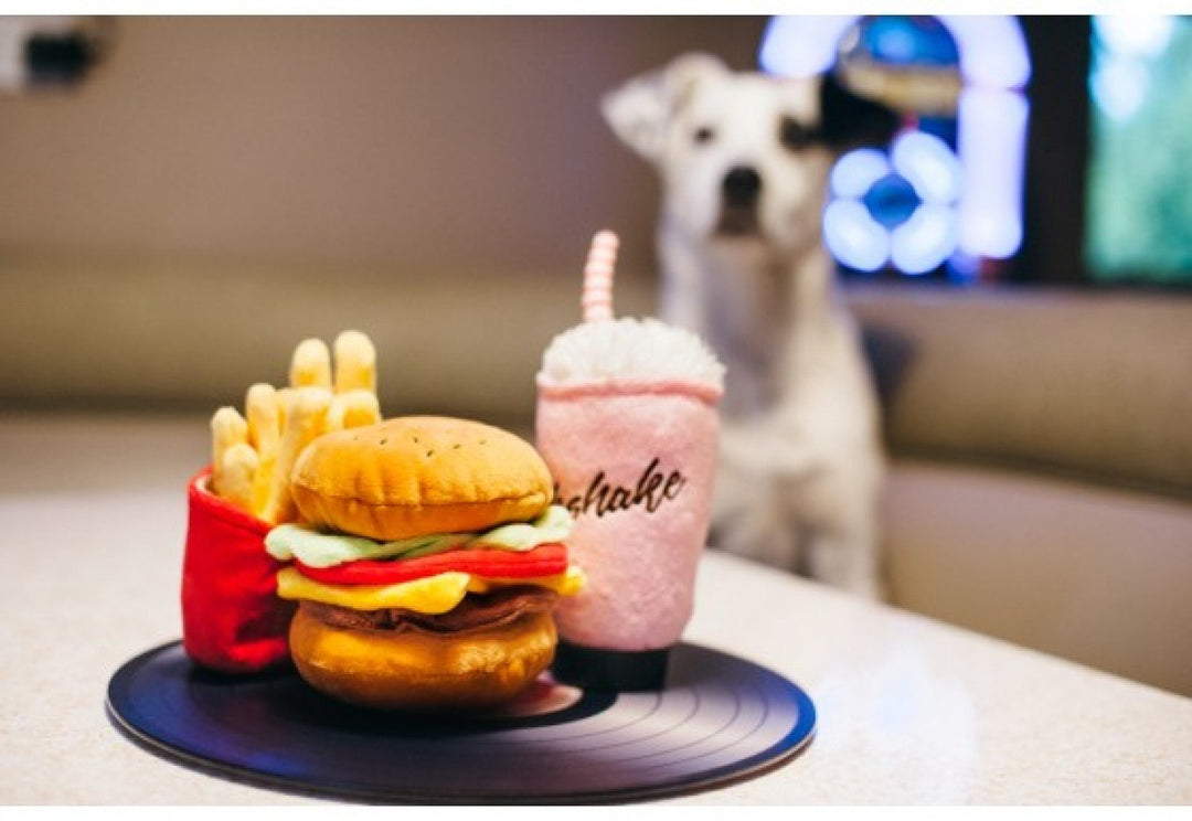 P.L.A.Y. Plišasta igrača za pse Ameriški Milkshake