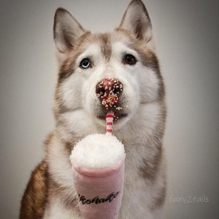 P.L.A.Y. Plišasta igrača za pse Ameriški Milkshake