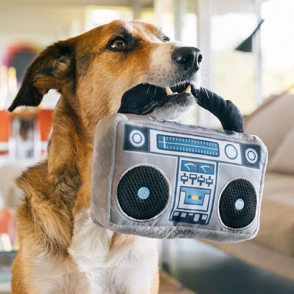 P.L.A.Y. plišasta igrača za pse BoomBox